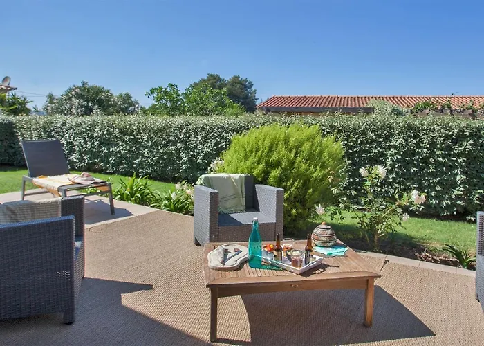Apartment Location De Olivier Jardin Privatif Et Piscine Chauffee Partagee Calvi (Corsica)